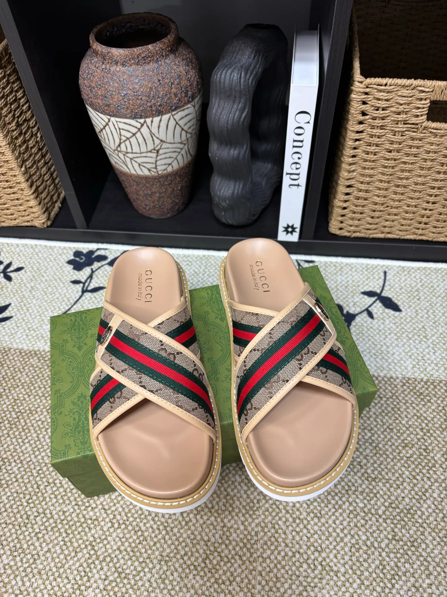 Factory 💰 300 yuan Gucci slippers] high-end men's shoes brand official website 1:1 latest masterpiece: original mold customization, the fabric is made of imported original materials, upgraded outsole, lighter and non-slip. The market's top quality, simple yet tasteful, a must-have for fashionistas, fashionable at your feet, full of confidence, the same style at the counter 👍The season of summer slippers is here. Code: 38-45 (45 customized)
